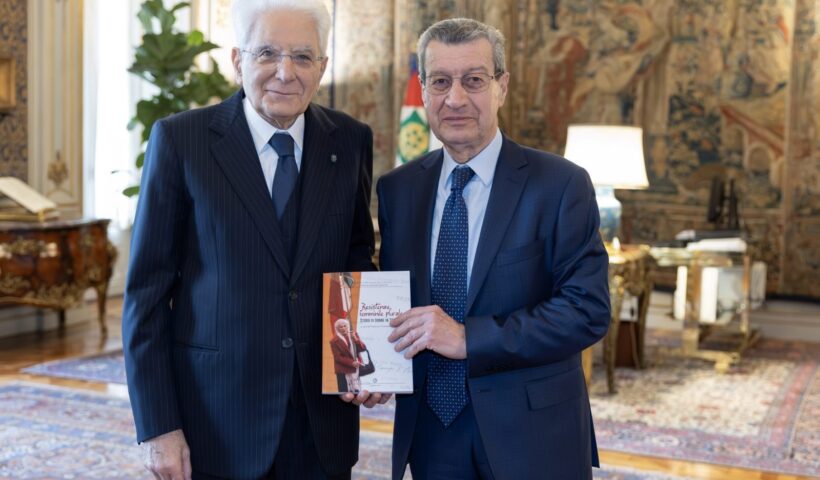 chiti consegna a mattarella il recente volume dedicato alle donne toscane della resistenza